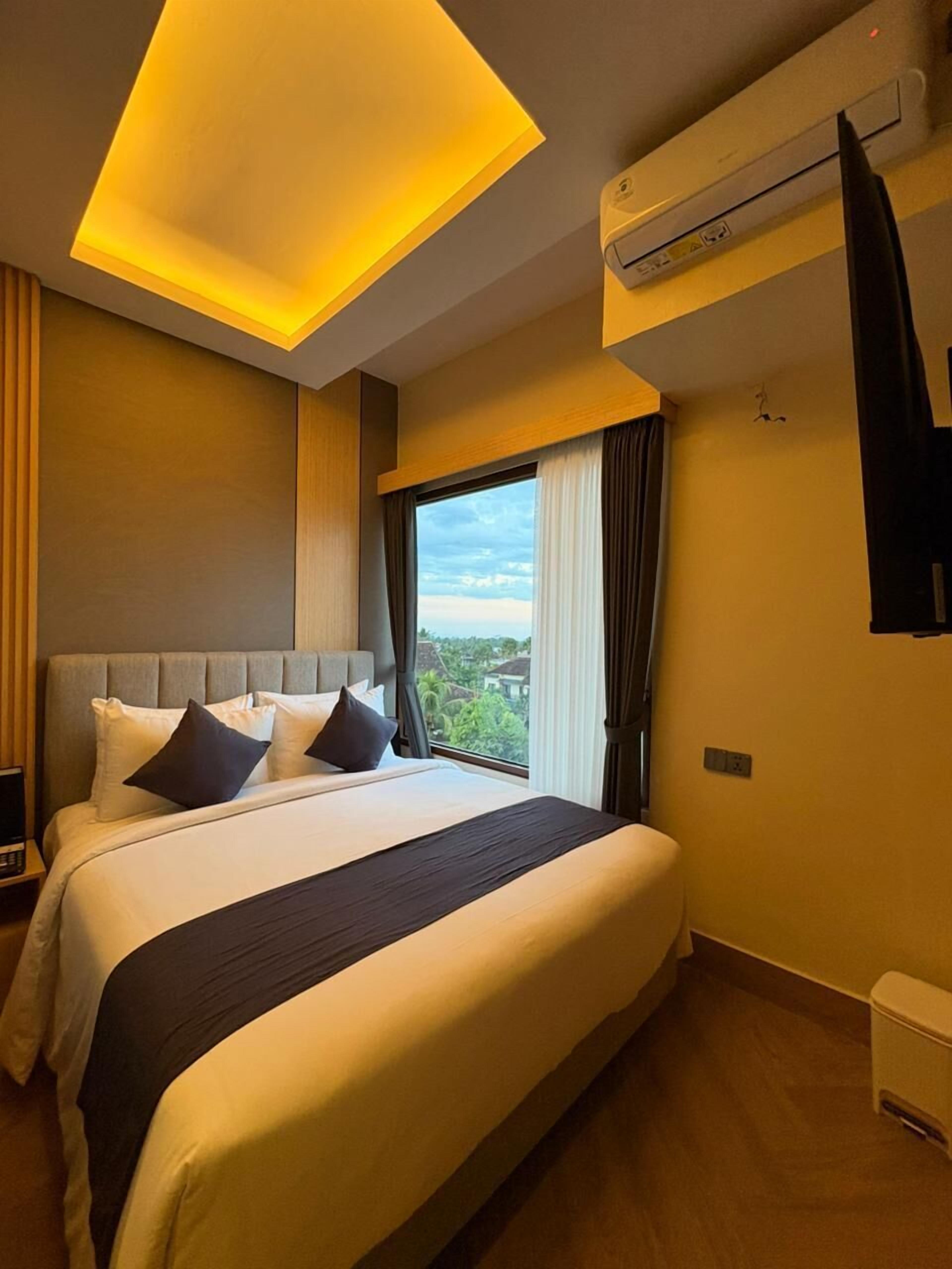 Escritorio y tabla de planchar con plancha 