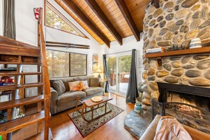 TV, fireplace - Sierra Woodlands Getaway (Tahoe Vista)