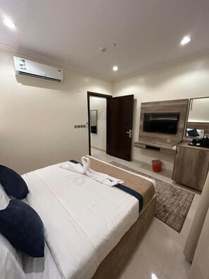 In-room safe, blackout curtains, soundproofing, iron/ironing board - Diamond Elite Hotel (Madinah)