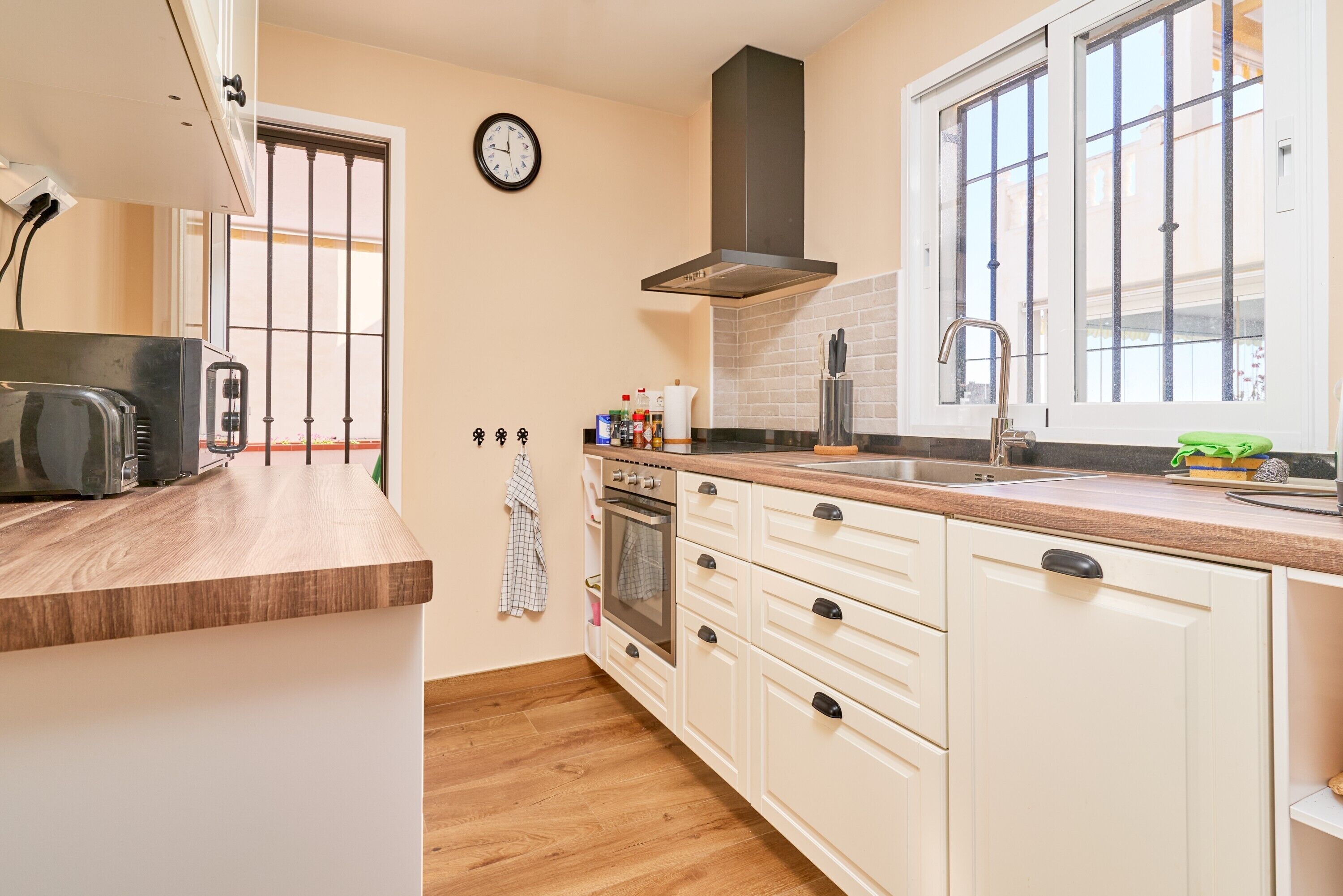 Frigorifero, microonde, forno, piano cottura