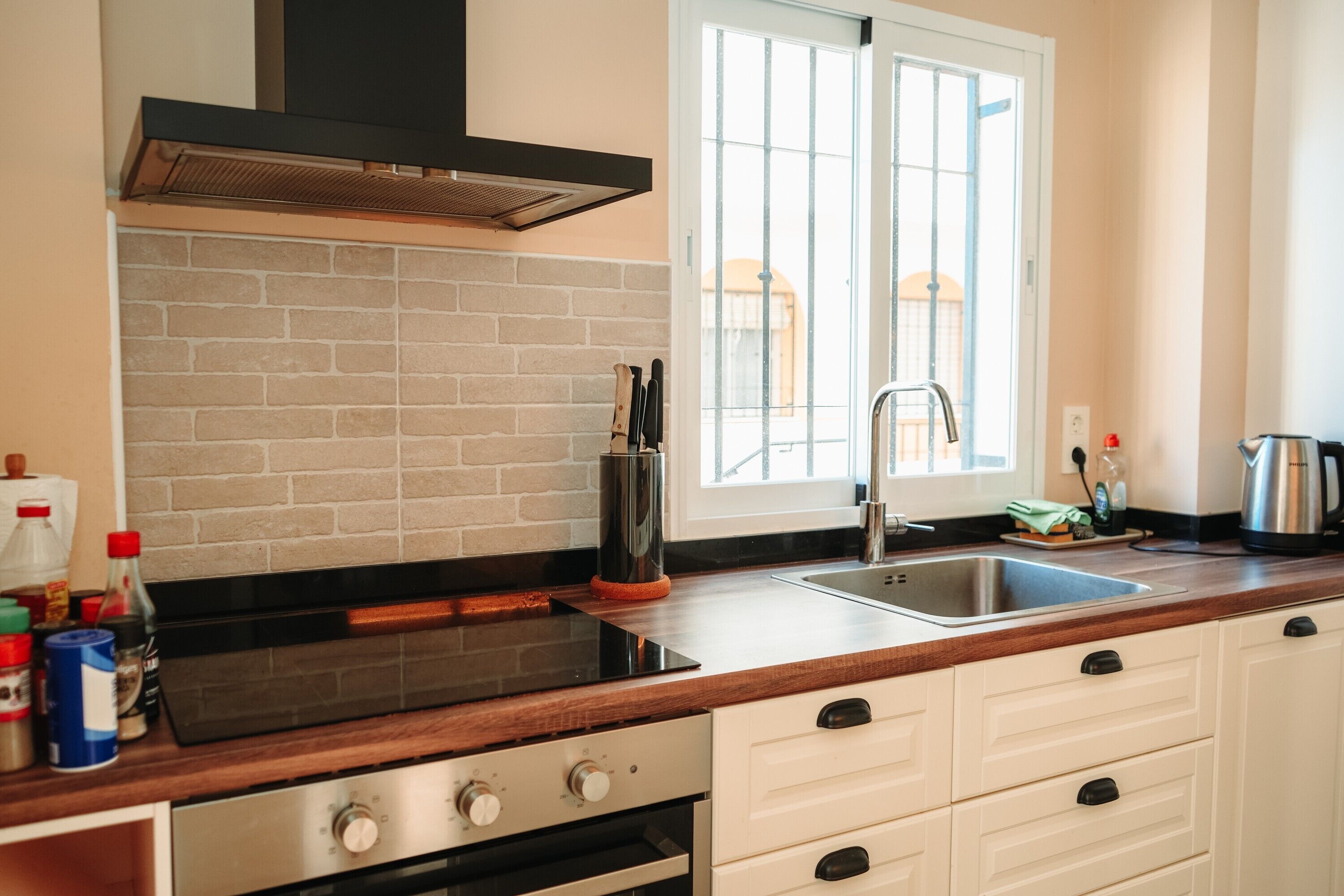 Frigorífico, microondas, horno y placa de cocina