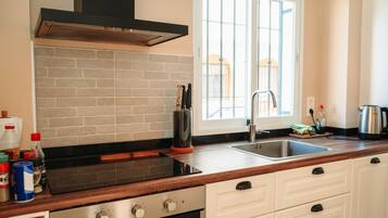 Frigorífico, microondas, horno y placa de cocina