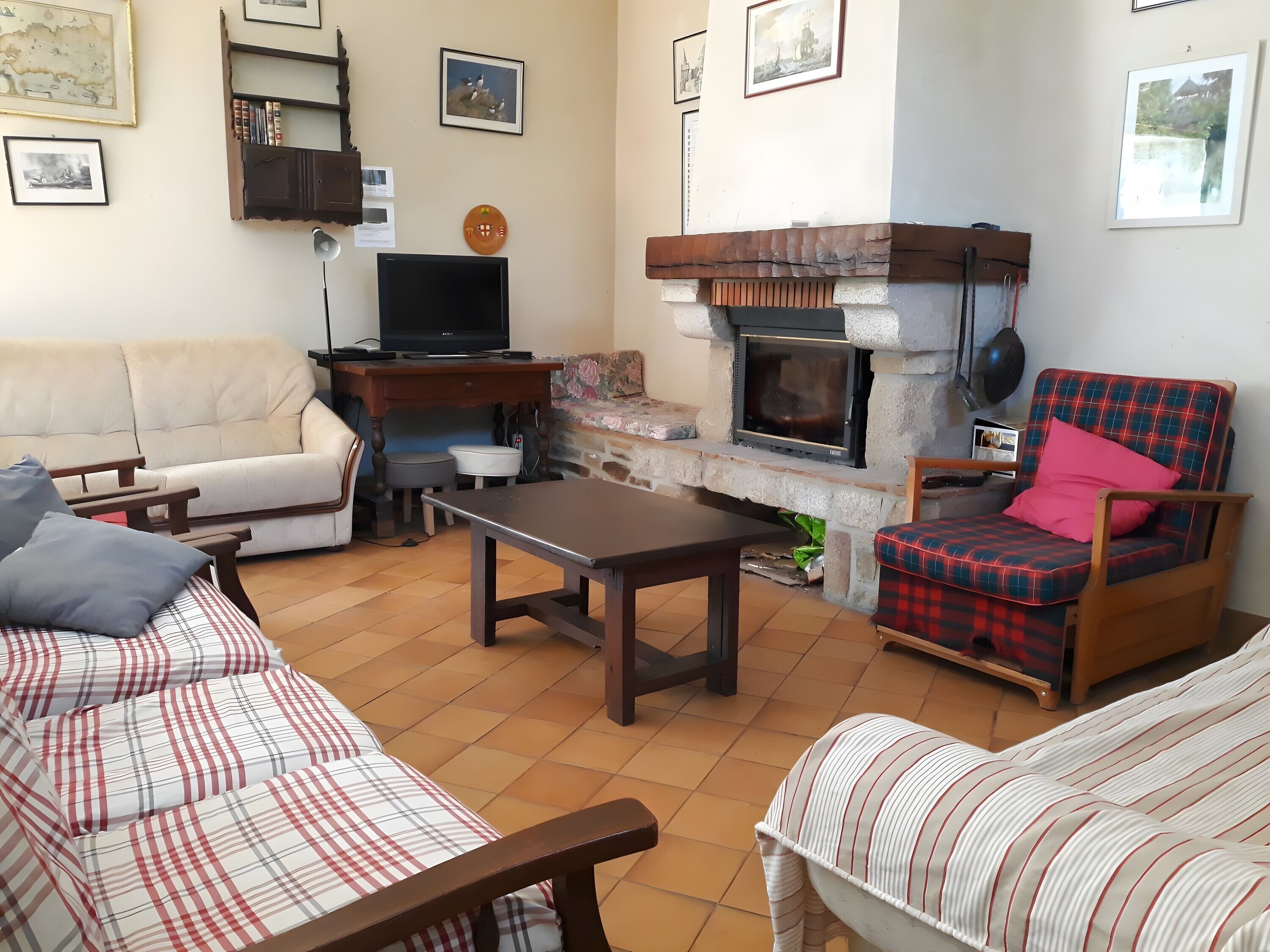 Télévision, cheminée, table de tennis de table