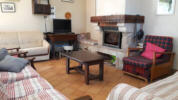 Télévision, cheminée, table de tennis de table