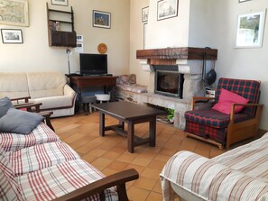 Fernseher, Kamin, Tischtennisplatte