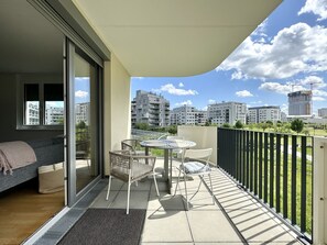 Outdoor dining - 70m2 Apartment near Kirschblütenpark - UNO-City - Vienna International School (Wien)