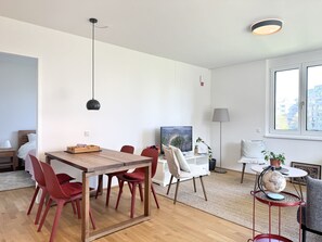 Dining - 70m2 Apartment near Kirschblütenpark - UNO-City - Vienna International School (Wien)