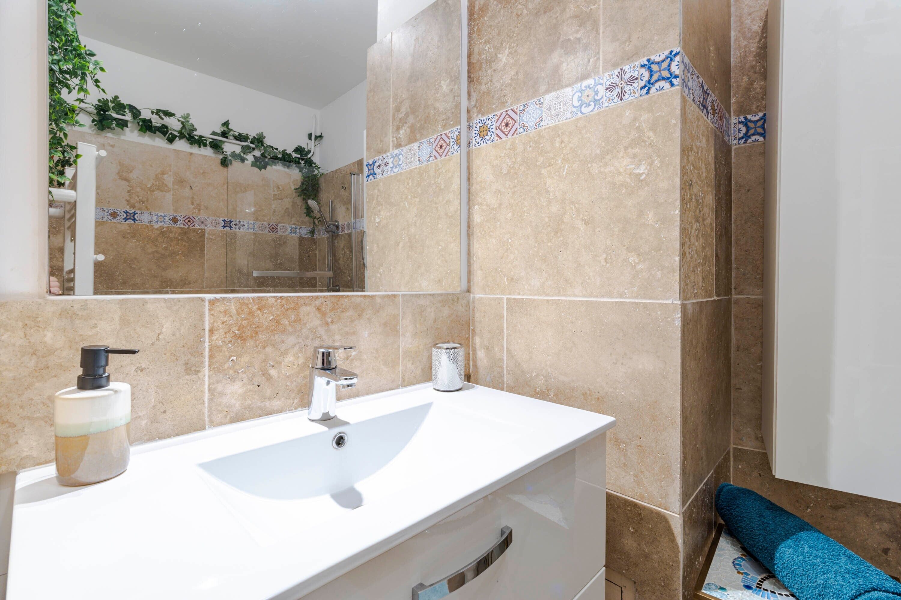 Een douche, een haardroger, handdoeken