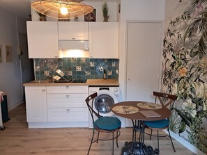 Frigorifero, microonde, piano cottura, macchina per tè/caffè