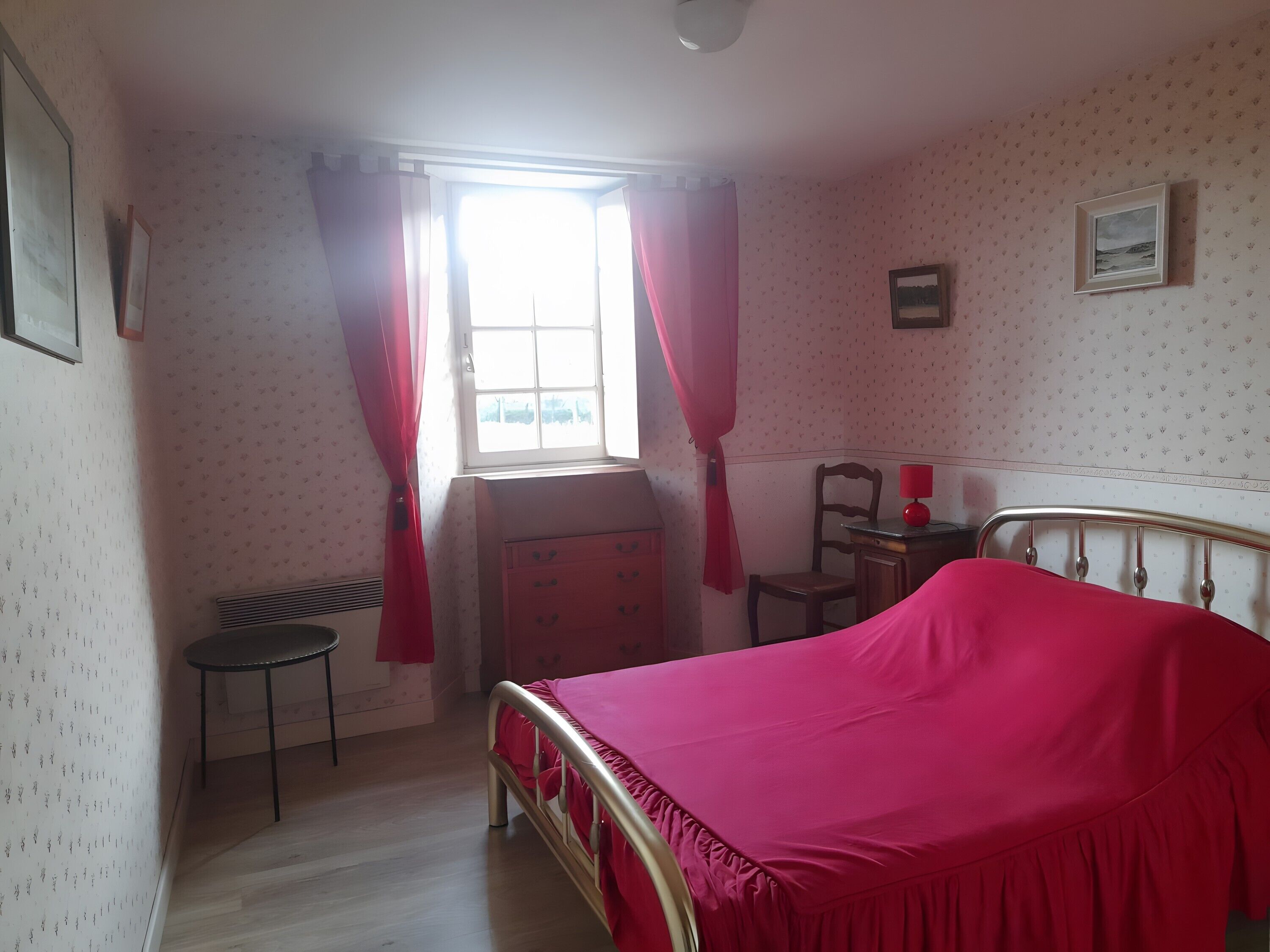 17 chambres, fer et planche à repasser, Wi-Fi, draps fournis