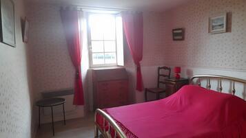 17 chambres, fer et planche à repasser, Wi-Fi, draps fournis