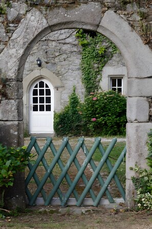 Exterior detail - Holiday Home 'Manoir De Kerhir' with Private Garden and Wi-Fi (Trédarzec)