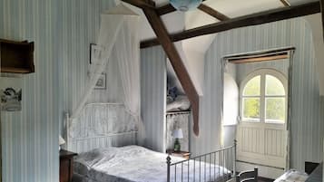 17 bedrooms, iron/ironing board, WiFi, bed sheets