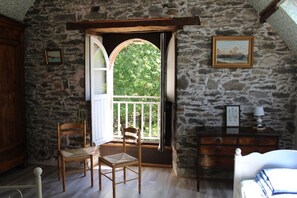 Interior - Holiday Home 'Manoir De Kerhir' with Private Garden and Wi-Fi (Trédarzec)