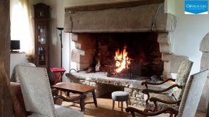 Interior - Holiday Home 'Manoir De Kerhir' with Private Garden and Wi-Fi (Trédarzec)