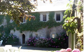 Outdoor dining - Holiday Home 'Manoir De Kerhir' with Private Garden and Wi-Fi (Trédarzec)