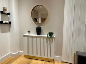 Interior - 2 bed - Sleeps 4 - Balcony - Parking - In Excel (London)