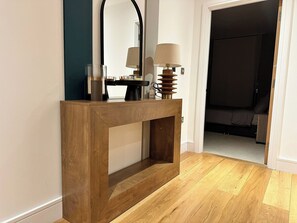 Interior - 2 bed - Sleeps 4 - Balcony - Parking - In Excel (London)