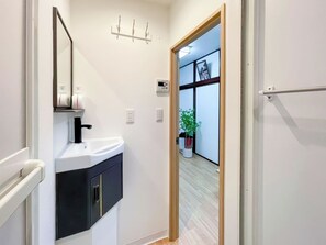 シャワー、ヘアドライヤー、タオル、石鹸