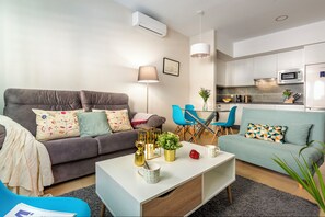 Living area - SEVILLA URBAN APARTAMENT - by Valmartaria. (Sevilla)
