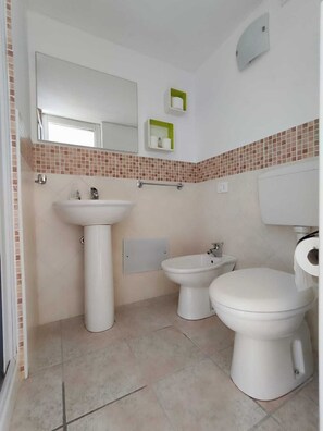 Shower, hair dryer, bidet, towels - Studio apartment in downtown (Realmonte)
