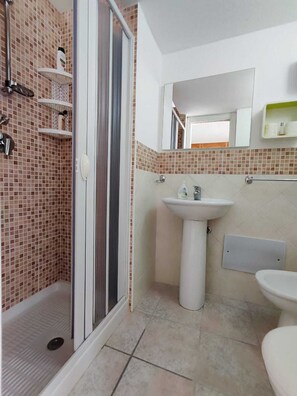 Shower, hair dryer, bidet, towels - Studio apartment in downtown (Realmonte)