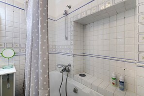 Een douche, een haardroger, handdoeken