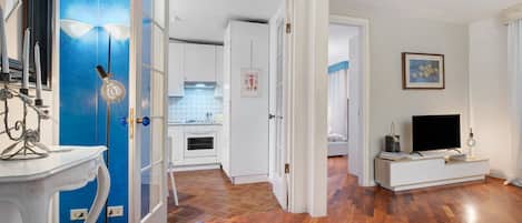 Silitysrauta/-lauta, Wi-Fi, vuodevaatteet