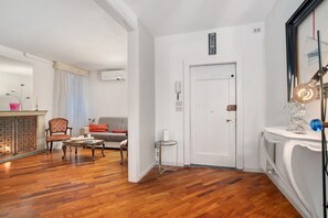 TV - Apartment 'Residenza Correr near San Marco' with Wi-Fi and Air Conditioning (Venice)