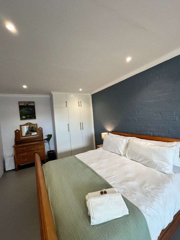 1 dormitorio, tabla de planchar con plancha, wifi y ropa de cama