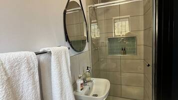 Hiustenkuivaaja, pyyhkeet, saippua, vessapaperi