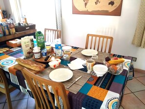 Dining - Guest Rooms with Garden at Aurore and Laurent's - Peaceful Stay (Montarnaud)