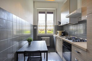 Réfrigérateur, micro-ondes, plaque de cuisson, lave-vaisselle