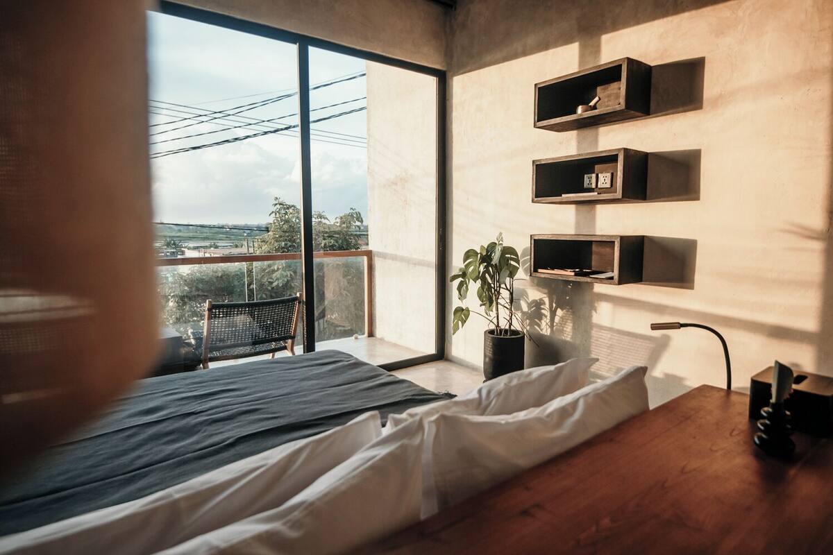 Estudi | Escriptori, espai de treball apte per a portàtils i wifi gratuïta