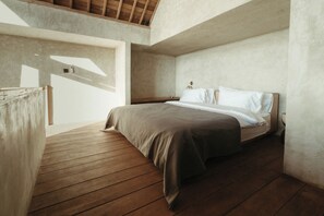 办公桌、笔记本电脑工作区、免费 WiFi