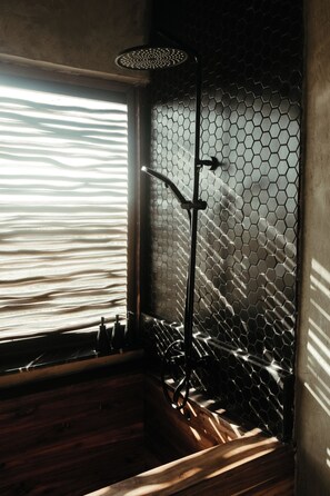 Deluxe Suite | Bathroom | Shower, towels, soap, shampoo - The Iggy (Kabupaten Badung)