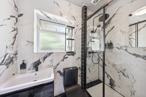 Hair dryer, towels - Stylish and Spacious 3 BR Apartment + Cozy Garden (Greater London)