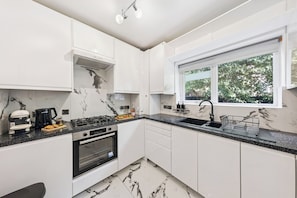 Kühlschrank, Mikrowelle, Herdplatte, Toaster