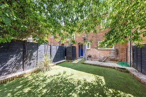 Exterior - Stylish and Spacious 3 BR Apartment + Cozy Garden (Greater London)
