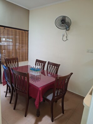 Dining - Spacious 4-bedroom house in gorgeous Subang Jaya with AC (Subang Jaya)