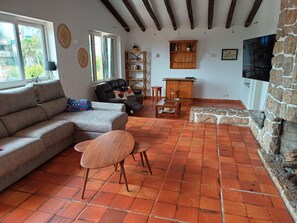 Living area - Serene 3-bedroom house in Estoril perfect for relaxing getaways (Estoril)