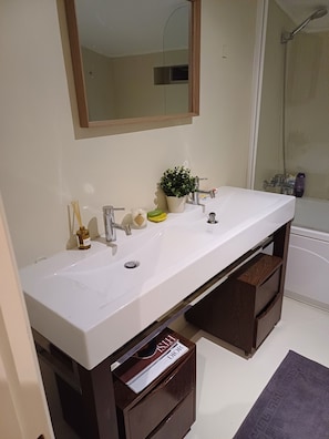 Hair dryer, bidet, towels, soap - Serene 3-bedroom house in Estoril perfect for relaxing getaways (Estoril)
