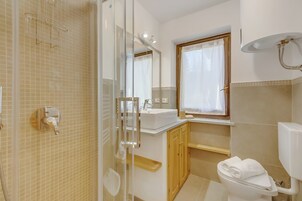 Apartamento estándar, varias habitaciones (Rochebrune 5th) | Baño | Ducha, secador de pelo, toallas y jabón