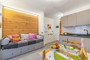 Refrigerador, microondas, placa de cocina, cafetera/tetera