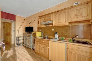 Standard Apartment, Multiple Bedrooms (Rochebrune 5th) | Private kitchen | Fridge, microwave, stovetop, coffee/tea maker - Rochebrune Apartments (Claviere)
