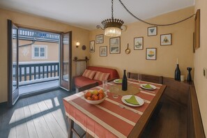 标准公寓, 多间卧室 (Rochebrune 5th) | 起居区 | 21-英寸纯平电视（配备有线频道）