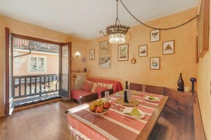 标准公寓, 1 间卧室 (Rochebrune 5th) | 起居区 | 21-英寸纯平电视（配备有线频道）