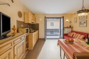 标准公寓, 多间卧室 (Rochebrune 5th) | 起居区 | 21-英寸纯平电视（配备有线频道）