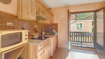 Geladeira, micro-ondas, cooktop, cafeteira/chaleira