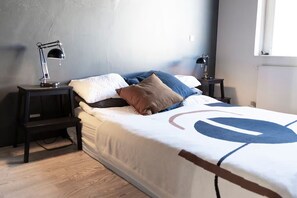 Iron/ironing board, internet, bed sheets